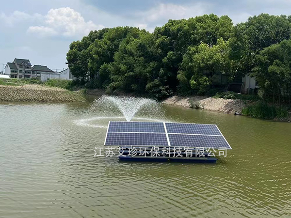 河道里的太陽能噴泉曝氣，讓城市水脈重?zé)ㄉ鷻C(jī).jpg